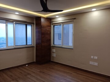 Room in 3 BHK Apartment at Pashmina Waterfront, Old Madras Road – for Rent