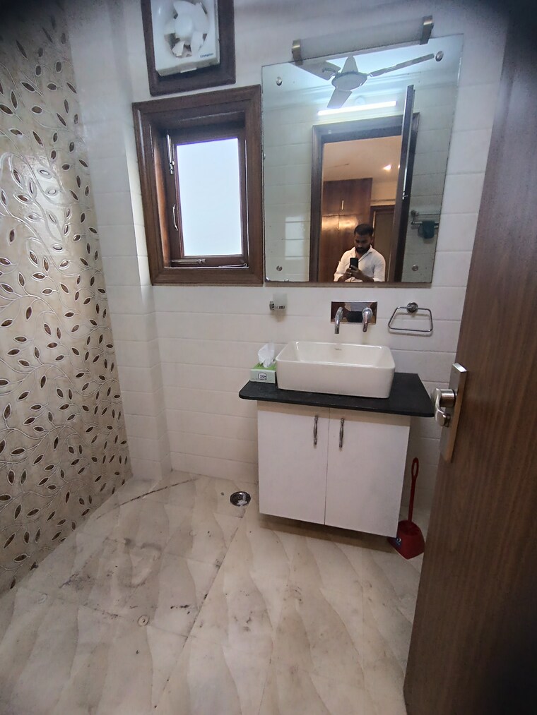 Bathroom, chittaranjan park 3 Bedroom 1300 Sq.Ft. Builder Floor In Chittaranjan Park Delhi 8653765