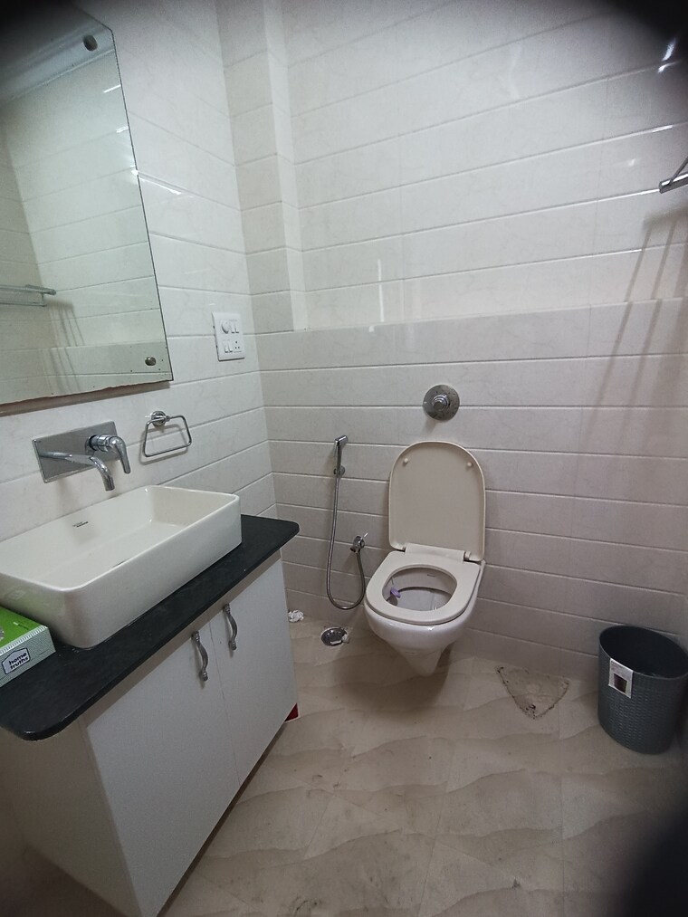 Bathroom, chittaranjan park 3 Bedroom 1300 Sq.Ft. Builder Floor In Chittaranjan Park Delhi 8653765