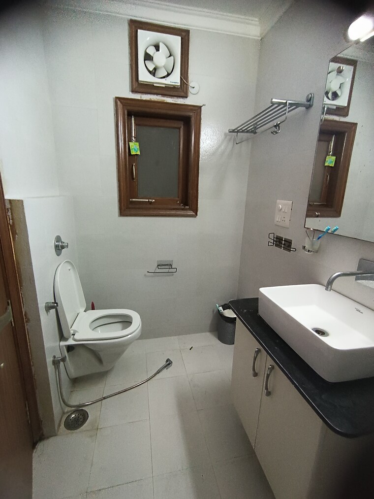 Bathroom, chittaranjan park 3 Bedroom 1300 Sq.Ft. Builder Floor In Chittaranjan Park Delhi 8653765