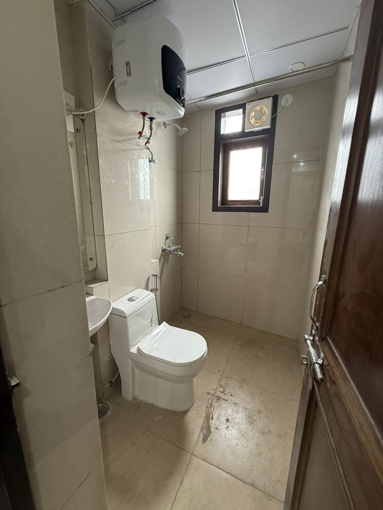 Bathroom, palm-residency-chhatarpur 2 Bedroom 950 Sq.Ft. Builder Floor In Chattarpur Delhi 8653889