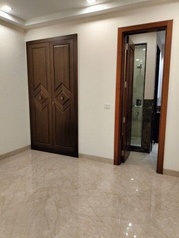 Room in 4 BHK Apartment at Hauz Khas Enclave – for Rent