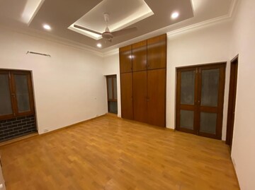 Room in 4 BHK Apartment at Safdarjung Development Area – for Rent