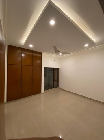 Room in 4 BHK Apartment at Safdarjung Development Area – for Rent