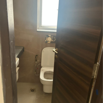 Bathroom in 3.5 BHK Builder Floor at Smart World Orchard, Sector 61 – for Rent