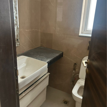 Bathroom in 3.5 BHK Builder Floor at Smart World Orchard, Sector 61 – for Rent