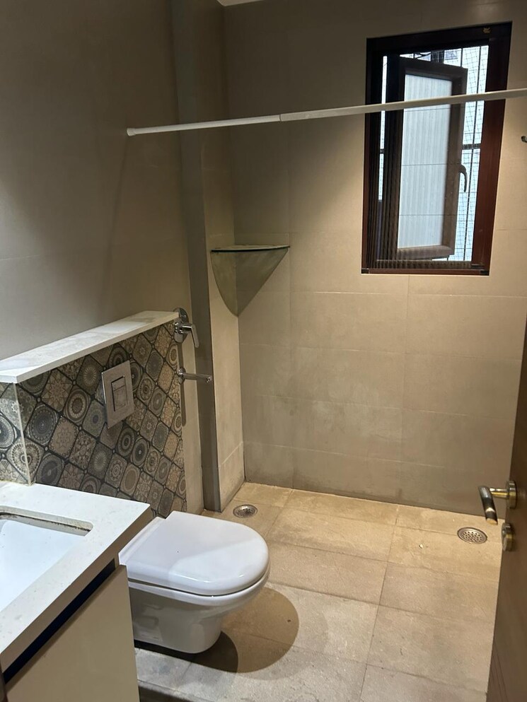 Bathroom, lajpat nagar 4 3 Bedroom 1350 Sq.Ft. Builder Floor In Lajpat Nagar 4 Delhi 8654101