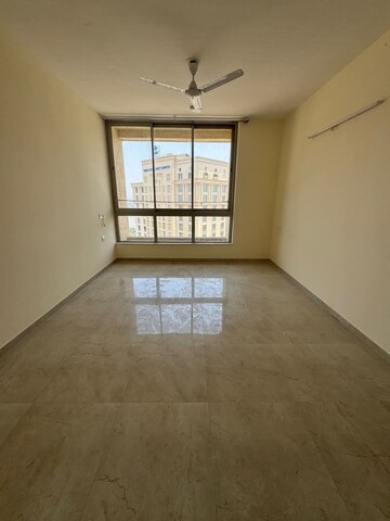Room in 3 BHK Apartment at Hiranandani Estate Rodas Enclave, Ghodbunder Road – for Rent