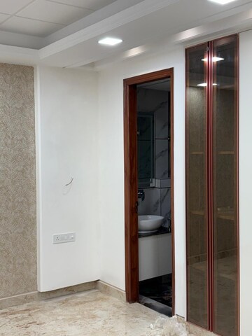 Building Lobby in 3.5 BHK Builder Floor at Unitech South City II, Sector 50 – for Rent