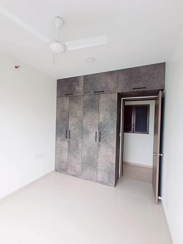 Room in 2 BHK Apartment at Kalpataru Paramount, Kapur Bawdi – for Rent