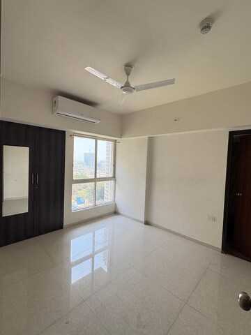 Room in 2 BHK Apartment at Lodha Amara, Kolshet Road – for Rent