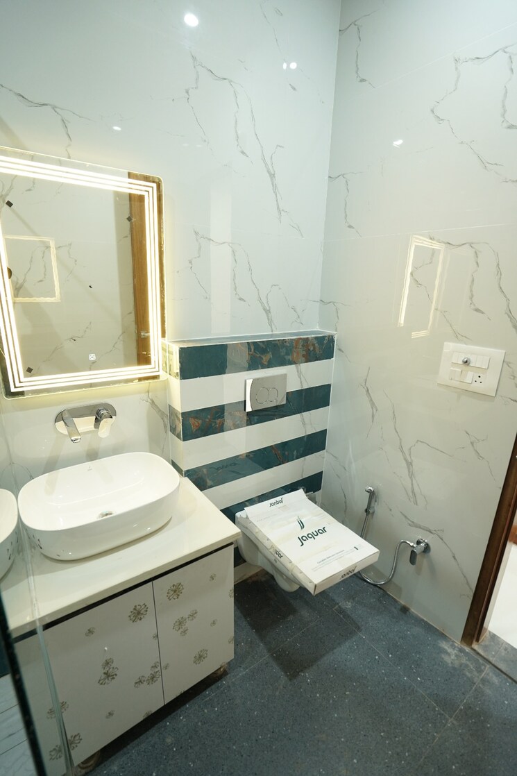 Bathroom, vip road 1 Bedroom 900 Sq.Ft. Apartment In Vip Road Zirakpur 8654287