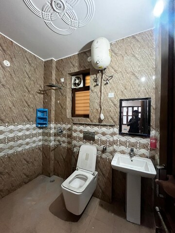 Master Bedroom in 3 BHK Builder Floor at Sector 46 – for Rent