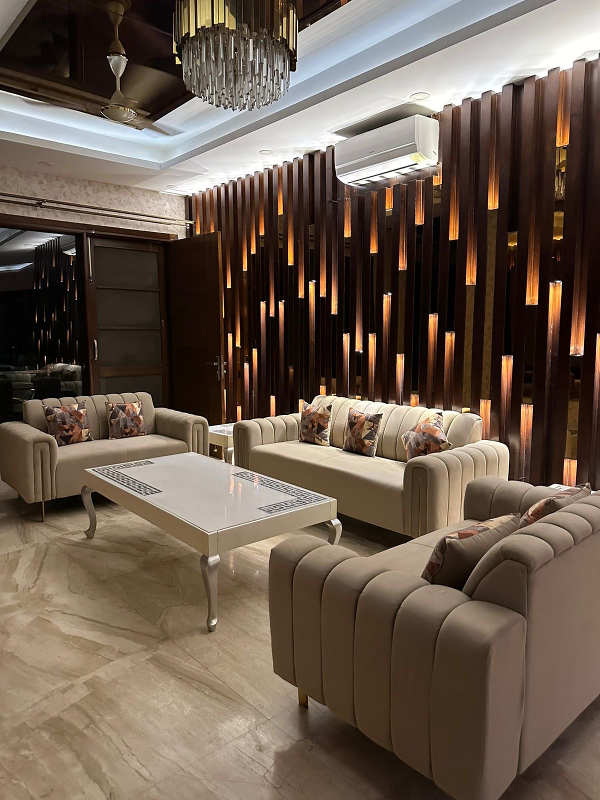 3.5 BHK + Servant Room,Study Room,Extra Room Builder Floor For Rent in DLF City Phase IV