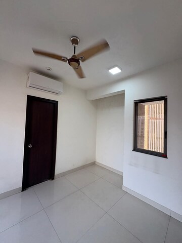 Room in 2 BHK Apartment at Lodha Casa Viva, Majiwada – for Rent