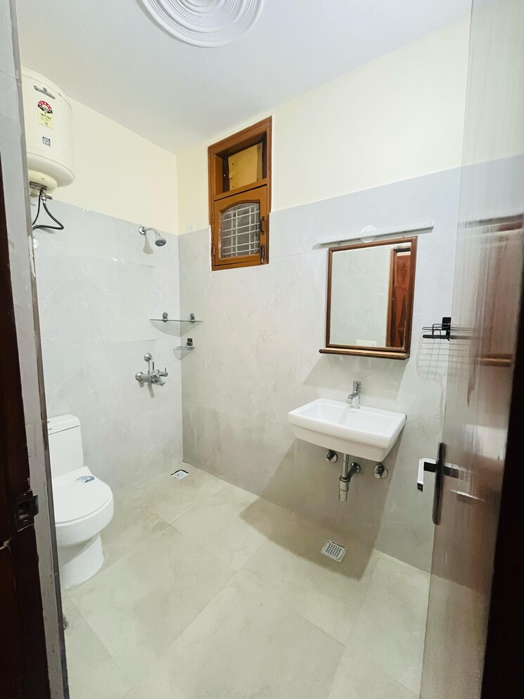 Bathroom, sector 40 3 Bedroom 1850 Sq.Ft. Builder Floor In Sector 40 Gurgaon 8654327