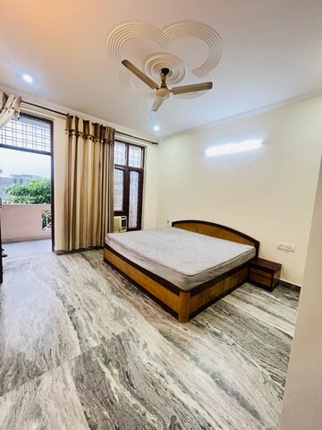 Bedroom in 3 BHK Builder Floor at Sector 40 – for Rent