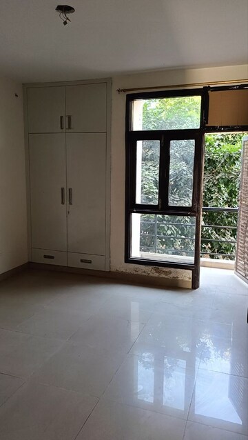 Room in 3.5 BHK Apartment at Wave City, Wave City – for Rent