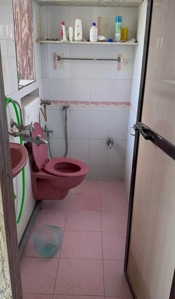 Bathroom, vardhman-nagar-apartments 1 RK 350 Sq.Ft. Apartment In Mulund West Mumbai 8654457