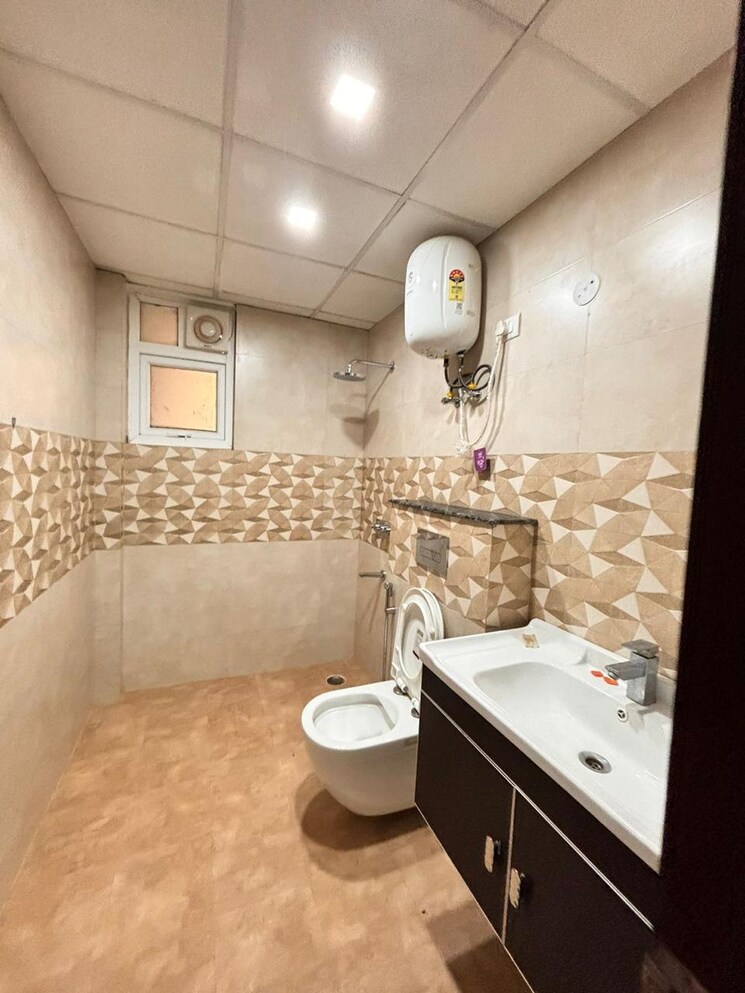 Bathroom, mi-rustle-court 5 Bedroom 2350 Sq.Ft. Apartment In Gomti Nagar Lucknow 8654495
