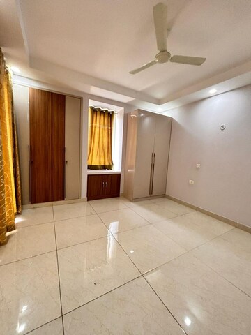 Room in 5 BHK Apartment at MI Rustle Court, Gomti Nagar – for Rent