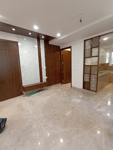 Room in 2.5 BHK Apartment at Navbharat Apartments, Paschim Vihar – for Rent