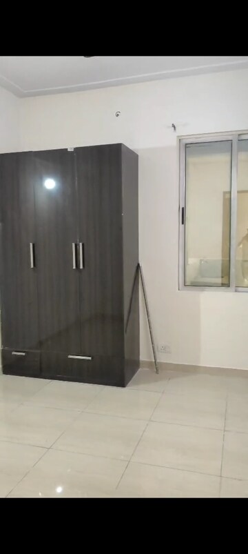 Room in 3 BHK Apartment at Gaur Saundaryam, Tech Zone 4 Greater Noida – for Rent