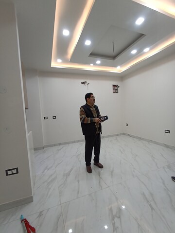 Room in 3.5 BHK Builder Floor at Priyadarshni Apartments, Paschim Vihar – for Rent