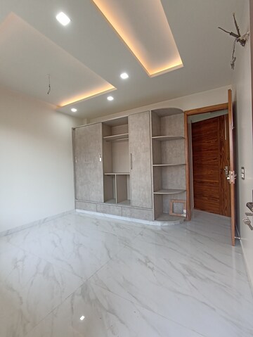 Room in 3.5 BHK Builder Floor at Priyadarshni Apartments, Paschim Vihar – for Rent