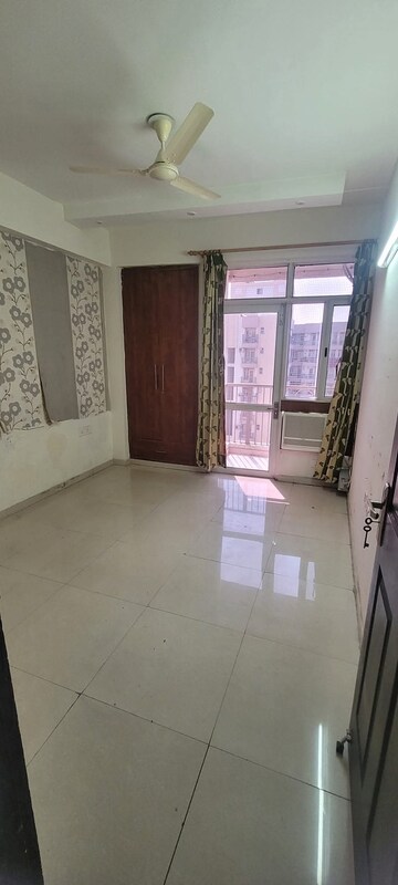 Room in 2 BHK Apartment at Prateek Laurel, Sector 120 – for Sale