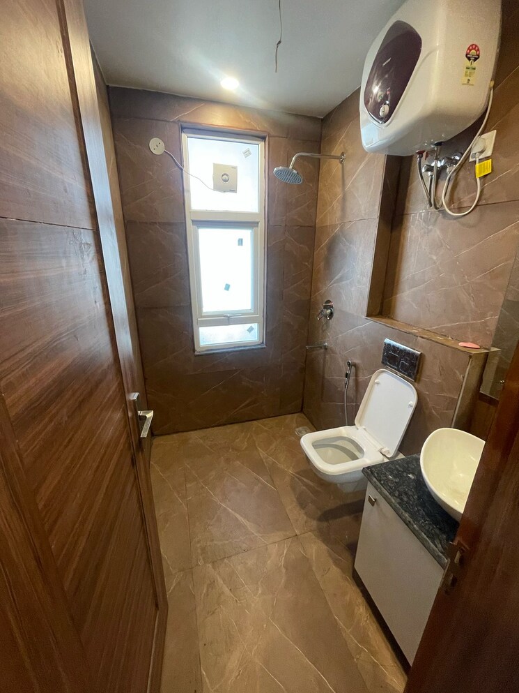 Bathroom, sector 57 3 Bedroom 200 Sq.Yd. Builder Floor In Sector 57 Gurgaon 8654938