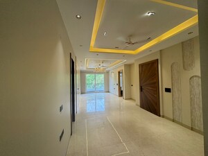 Building Lobby in 4 BHK Builder Floor at Vipul World Plots, Sector 48 – for Sale