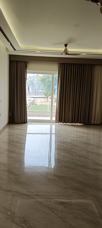 Room in 3 BHK Builder Floor at BPTP Parklands, Sector 76 – for Rent
