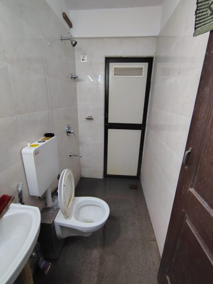 Bathroom, naupada 1 Bedroom 560 Sq.Ft. Apartment In Naupada Thane 8655111
