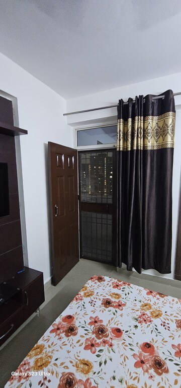 Room in 2 BHK Apartment at Supertech Cape Town, Sector 74 – for Rent