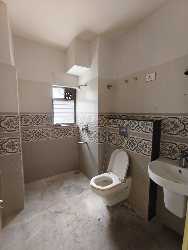 Bathroom, uttorayon 3 Bedroom 1963 Sq.Ft. Apartment In Uttorayon Siliguri 8655211