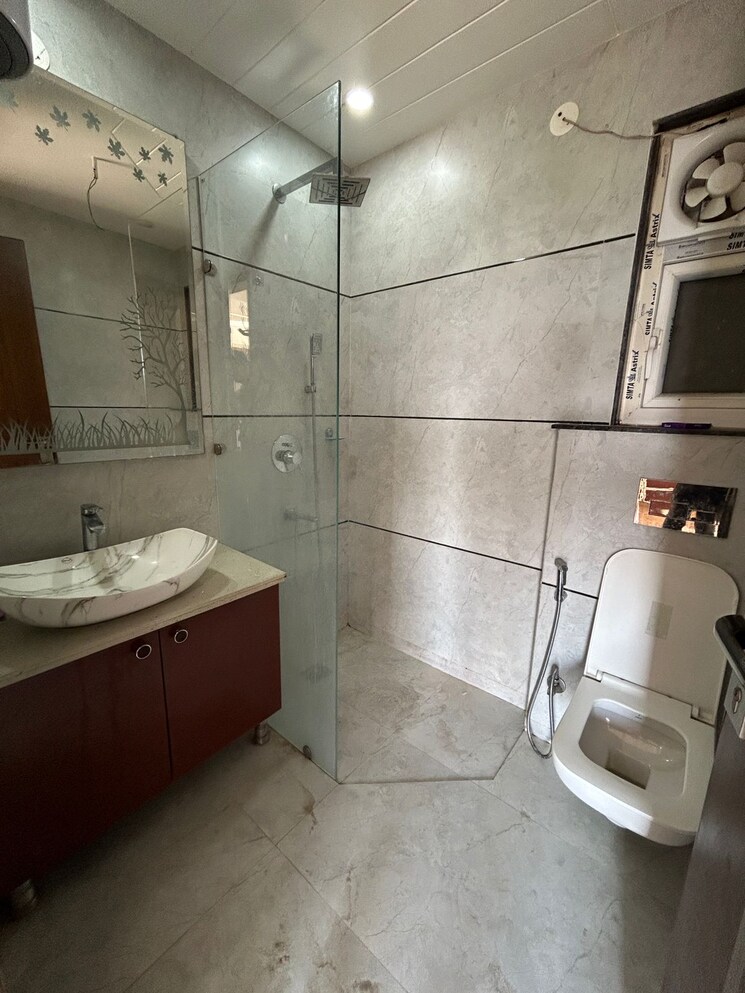 Bathroom, sushant-lok-3 2 Bedroom 160 Sq.Yd. Builder Floor In Sector 57 Gurgaon 8655264