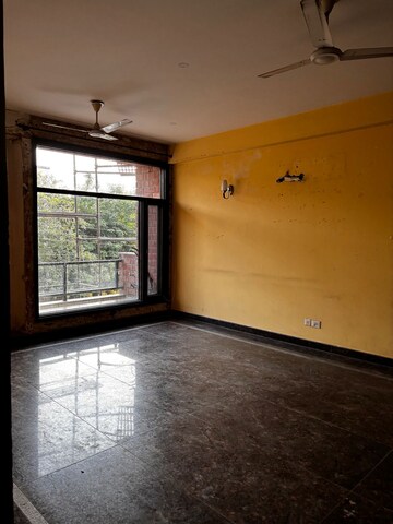 Room in 3 BHK Builder Floor at Apex Apartments, Sector 45 – for Rent