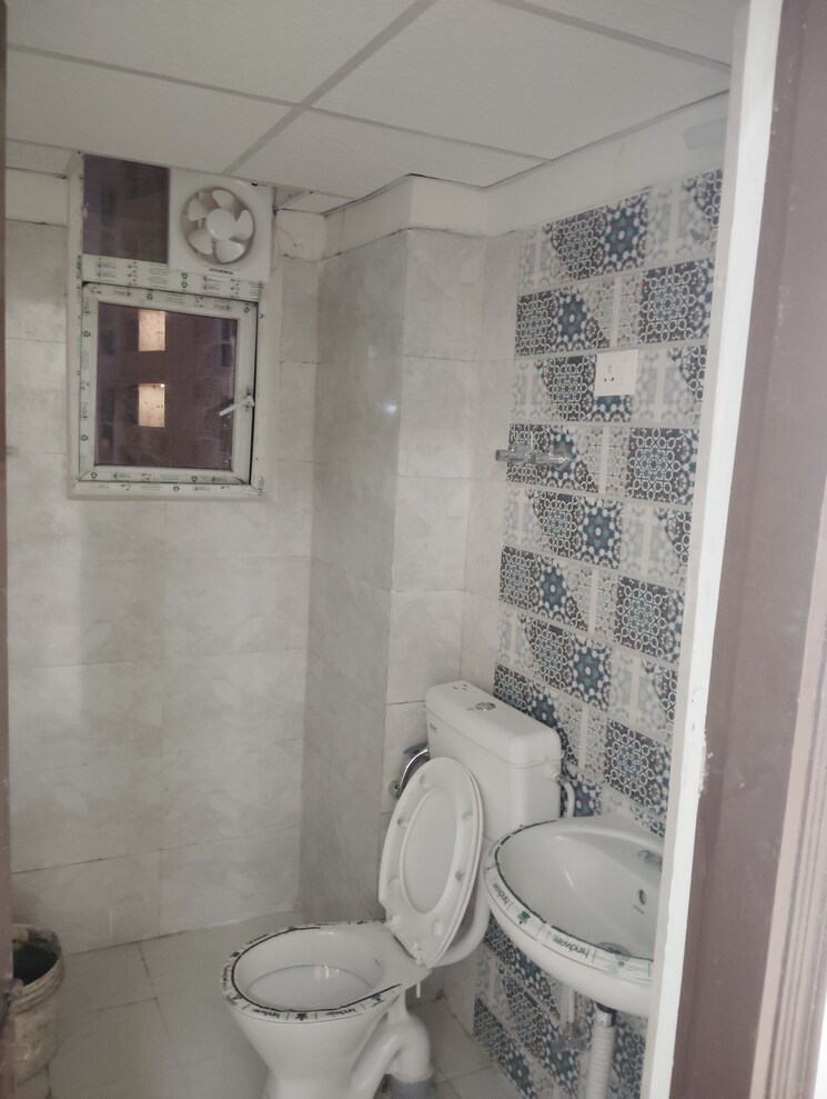Bathroom, signature-global-proxima-phase-2 1 Bedroom 665 Sq.Ft. Apartment In Sector 89 Gurgaon 8655742
