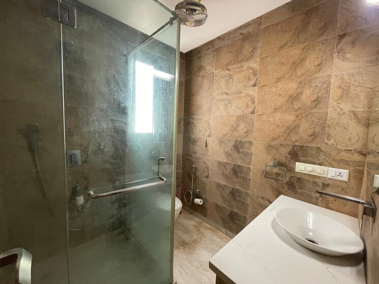 Bathroom, defence colony 3 Bedroom 3000 Sq.Ft. Builder Floor In Defence Colony Delhi 8655814