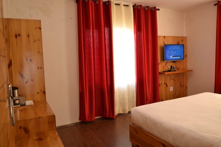 Bedroom, sector 17 6+ Bedroom 450 Sq.Mt. Independent House In Sector 17 Noida 8655902