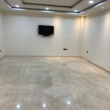 Room in 4 BHK Builder Floor at Dlf Phase ii – for Rent