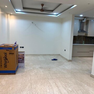 Room in 4 BHK Builder Floor at Dlf Phase ii – for Rent