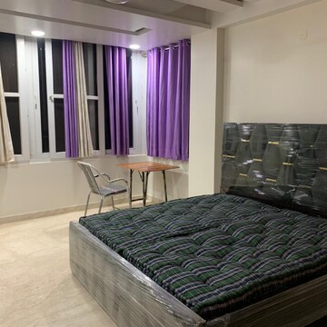 Bedroom in 4 BHK Builder Floor at Dlf Phase ii – for Rent