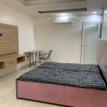 Bedroom in 4 BHK Builder Floor at Dlf Phase ii – for Rent