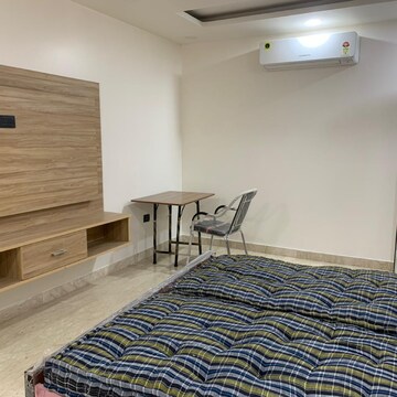 Bedroom in 4 BHK Builder Floor at Dlf Phase ii – for Rent