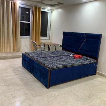 Bedroom in 4 BHK Builder Floor at Dlf Phase ii – for Rent