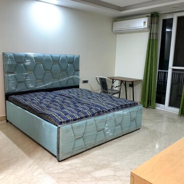 Bedroom in 4 BHK Builder Floor at Dlf Phase ii – for Rent