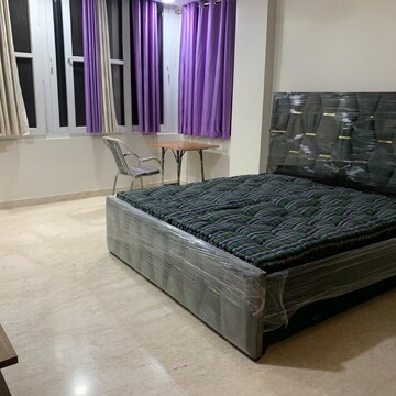 Bedroom in 4 BHK Builder Floor at Dlf Phase ii – for Rent