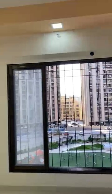 Room in 1.5 BHK Apartment at Dosti Planet North, Shilphata – for Rent